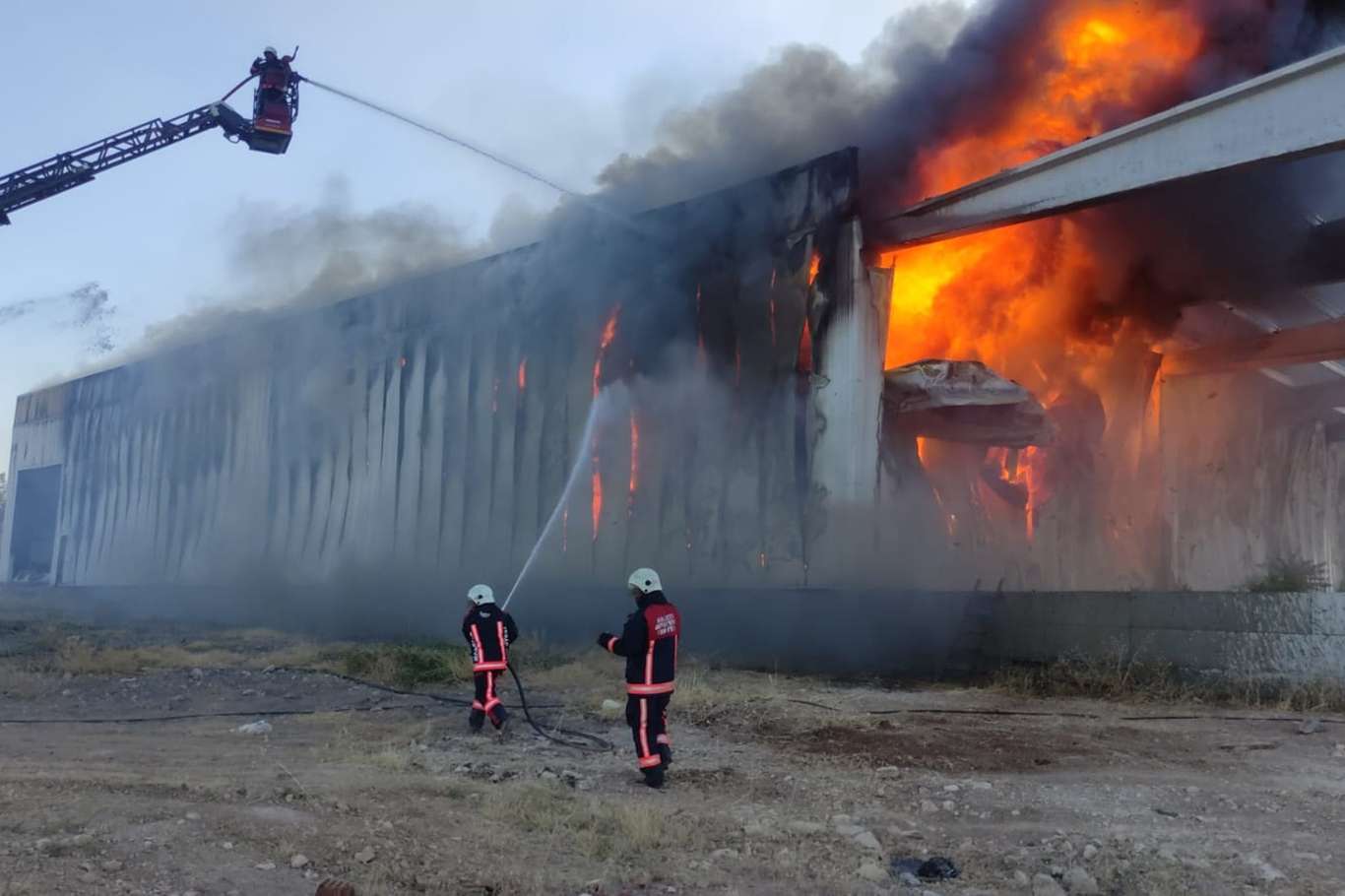 Malatya’da kayısı deposunda çıkan yangında büyük çapta hasar oluştu Malatya’da kayısı deposunda çıkan yangında büyük çapta hasar oluştu